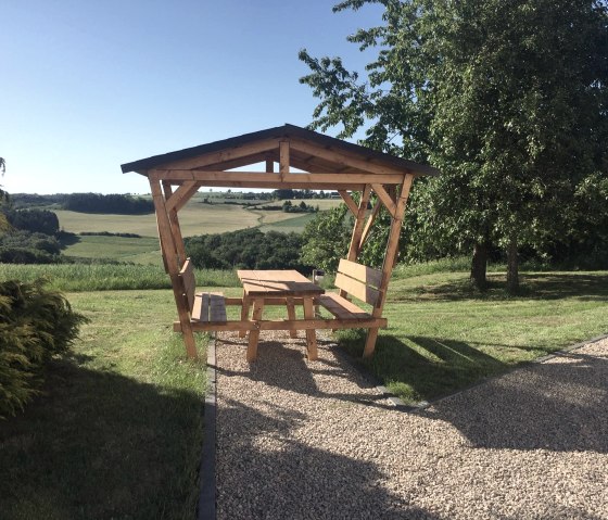 Sitzgelegenheit mit Ausblick vor dem Ferienhaus, © Feha Zum Mühlbachtal