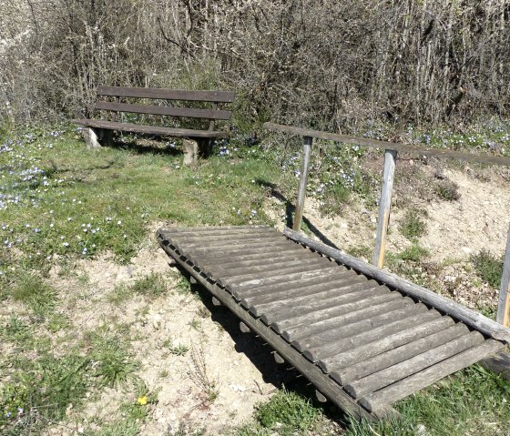 Ruhebank an der Straße nach Oberpierscheid, © Tourist-Information Islek