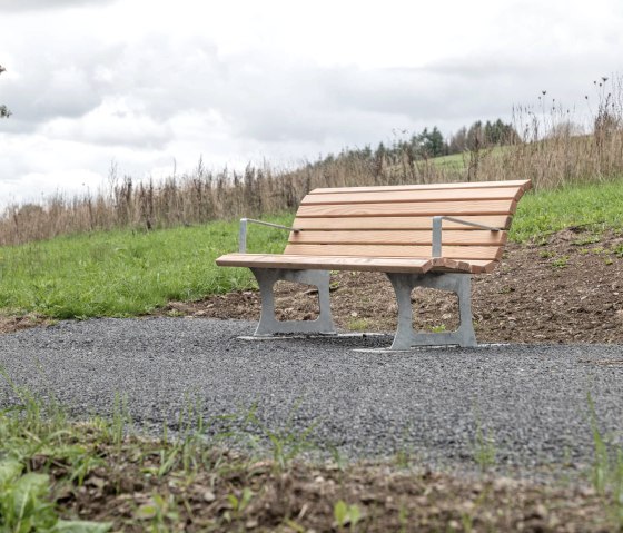 Ruhebank am Komfortweg, © Naturpark Südeifel/Thomas Urbany