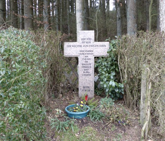 Gepflegtes Wegekreuz zur Erinnerung an Minenopfer, © Tourist-Information Islek