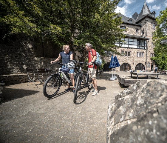 Abstecher mit dem Rad zur Burg Blankenheim, © Eifel Tourismus GmbH, Dennis Stratmann