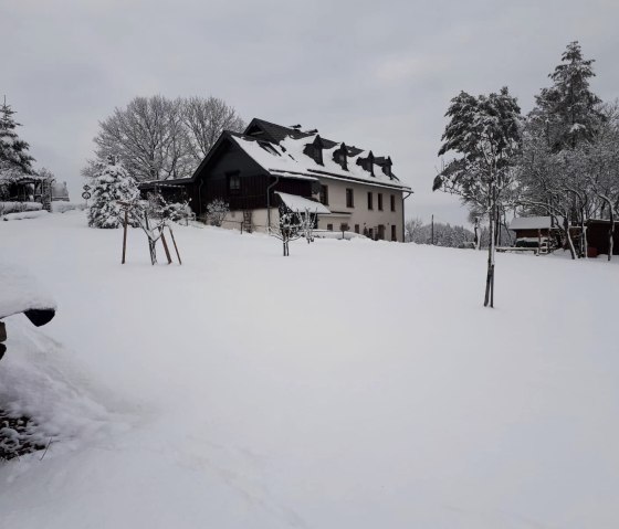 Hügelhaus im Winterkleid