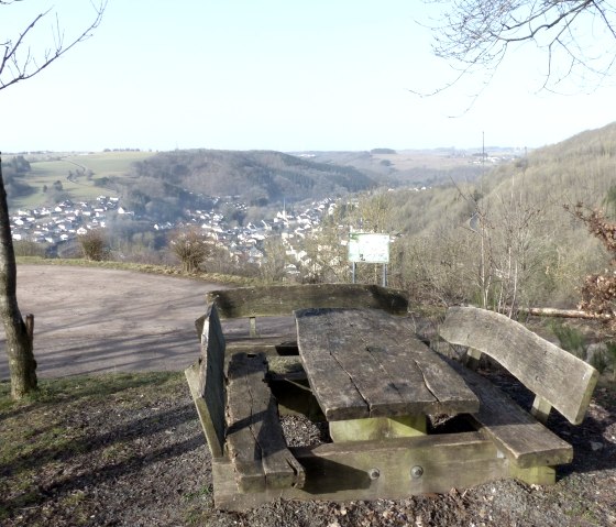 Schöner Picknickplatz am Wanderparkplatz Dinert, © Tourist-Information Islek, Ingrid Wirtzfeld