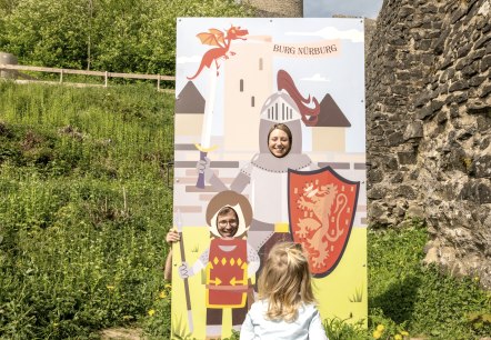 Familienzeit auf der Burgruine Nürburg, © Eifel Tourismus GmbH,D.Ketz