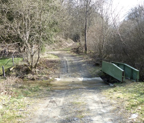 Furt mit kleiner Brücke und Bank, © Tourist-Information Islek