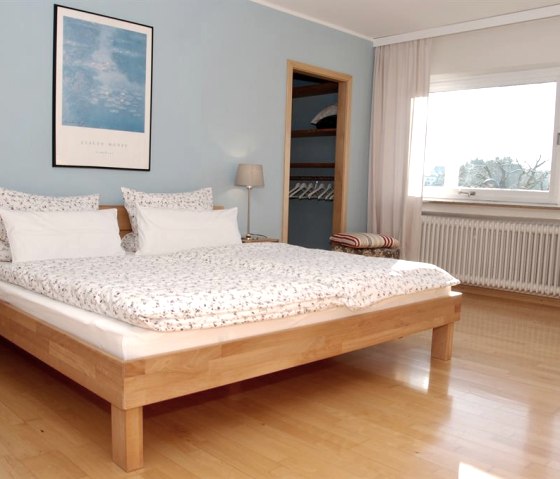 Doppelschlafzimmer mit begehbarem Kleiderschrank, © Marianne Brandt